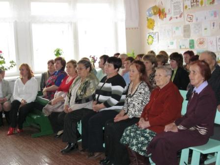 Учителя и приглашенные ветераны педагогического труда на празднике.